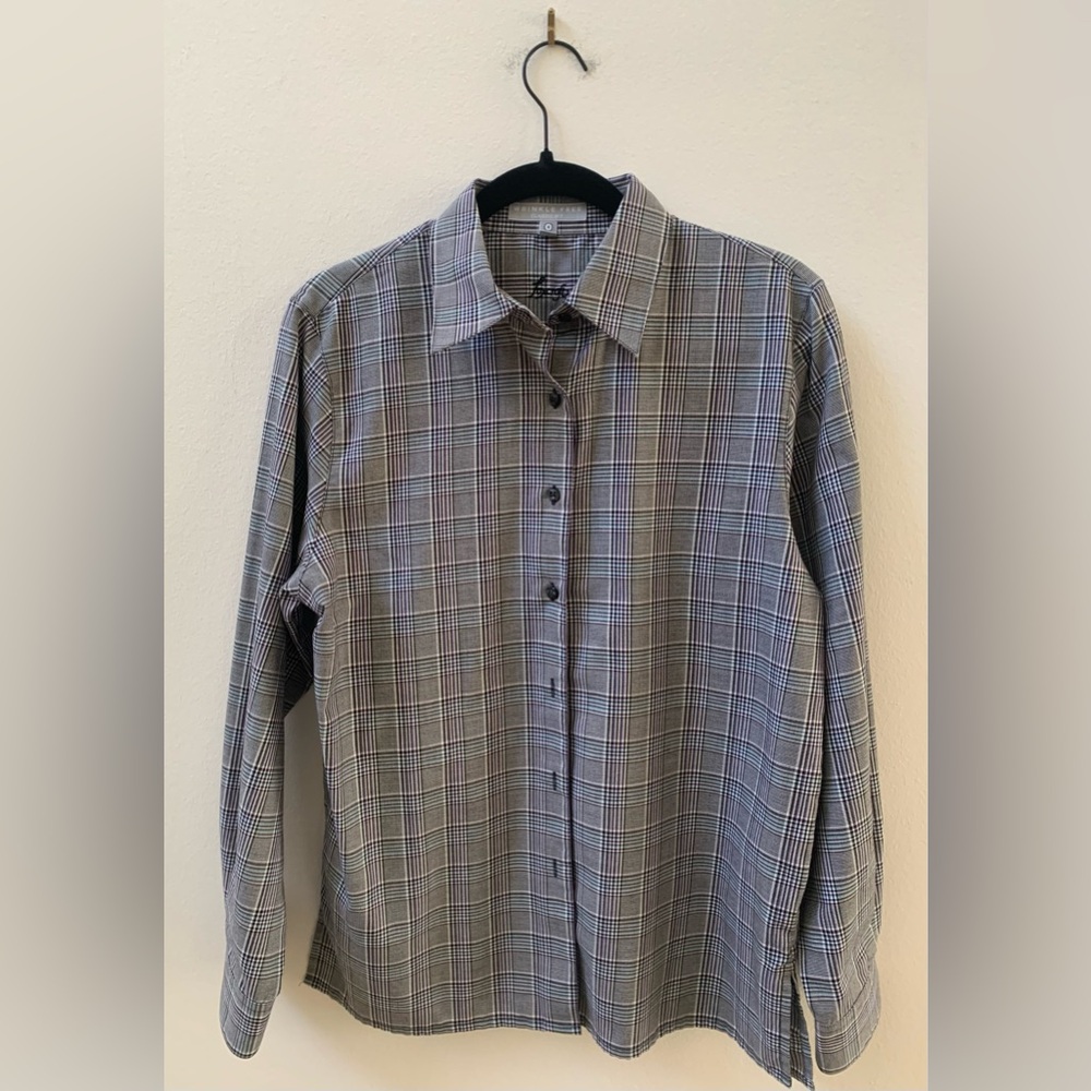 SZ 8 Foxcroft Collared Shirt 
Wrinkle Free Classic Fit Buttoned down